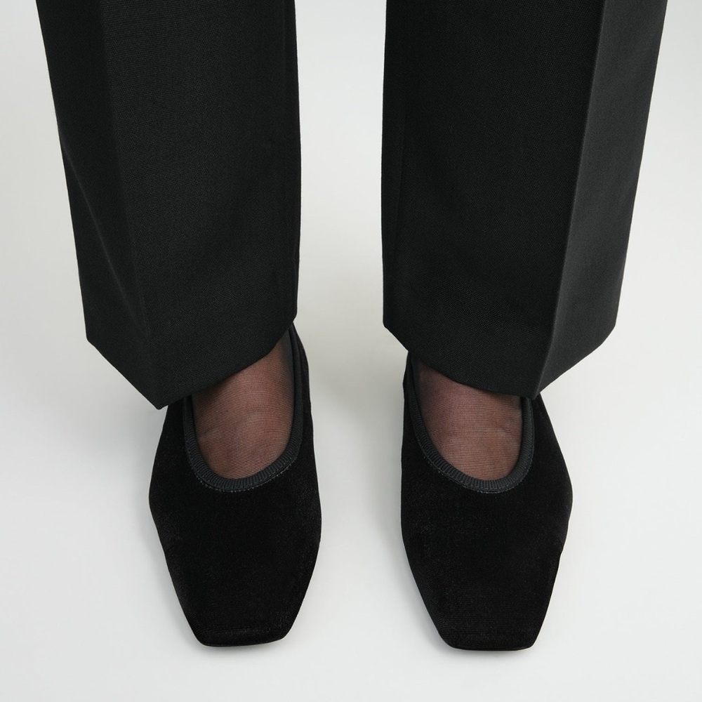 Toteme minimalist velvet ballerinas black
